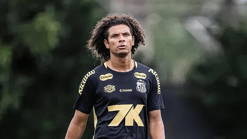 Willian Arão durante treino do Santos