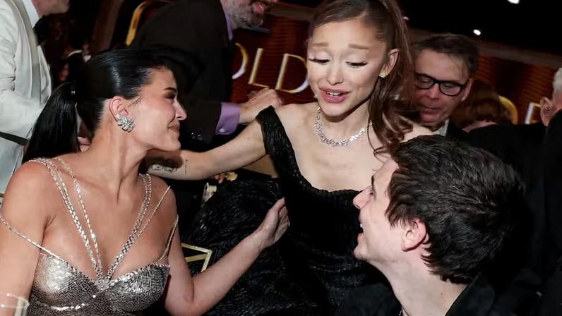 Ariana Grande passa por 'perrengue fashion' com Timothée Chalamet e Kylie Jenner — Foto: Getty Images