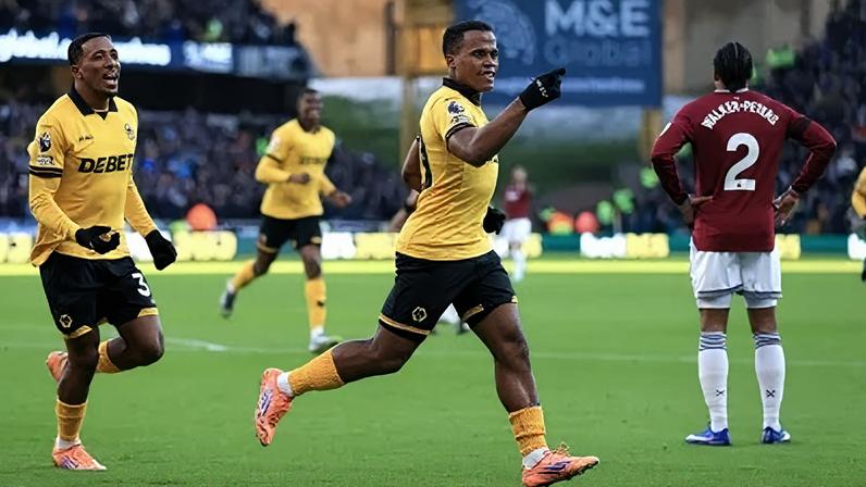 Jhon Arias comemora gol pelo Wolves na Premier League