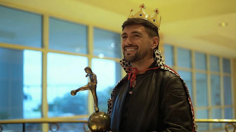 Arrascaeta recebe o prêmio de Rei da América — Foto: Reprodução/El Pais