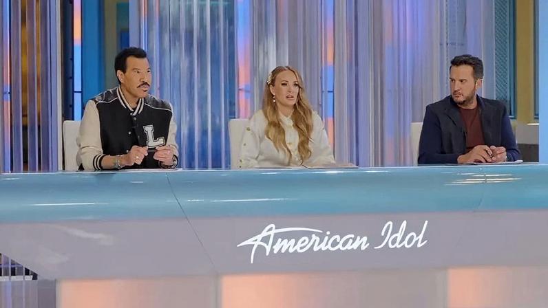 Carrie Underwood enxuga lágrimas durante apresentação de Hannah Harper no American Idol.