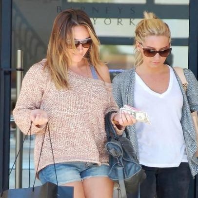 Ashley Tisdale com Haylie Duff, irmã afastada de Hilary, em meio a drama de mães