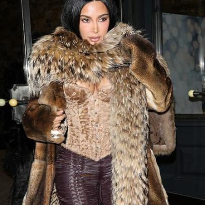 Kim Kardashian agita Aspen com corset de veludo e calças de couro com amarração