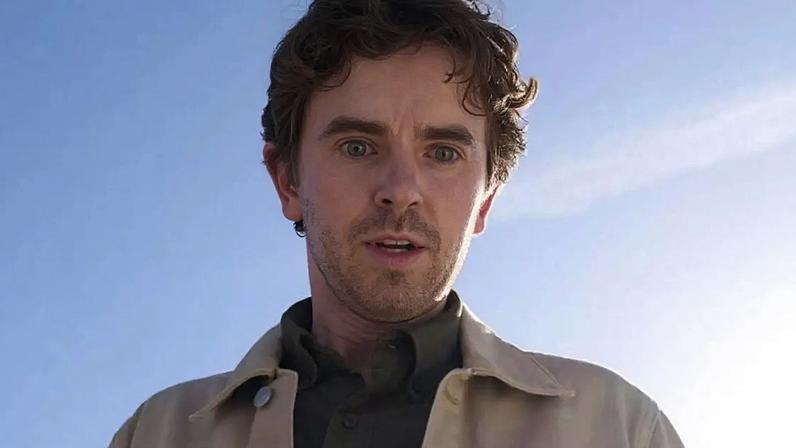 Freddie Highmore em The Assassin (Reprodução)