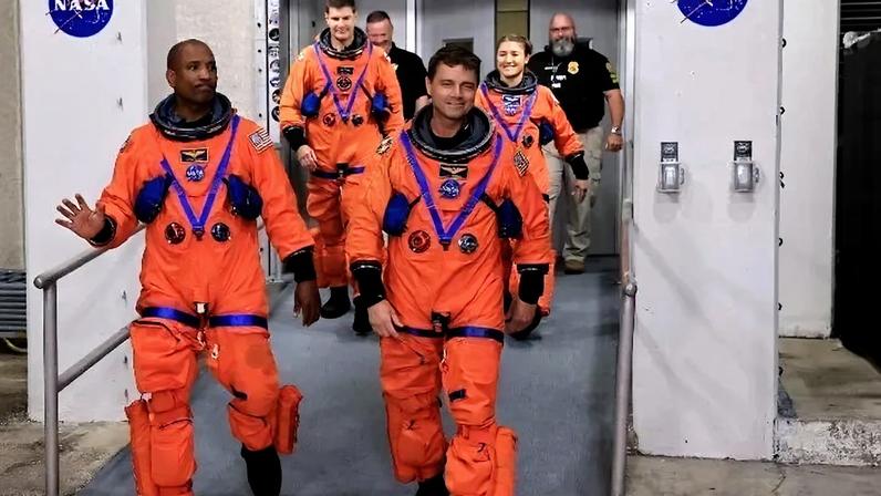 Astronautas e equipes em solo no Centro Espacial Kennedy da NASA, na Flórida, estão treinando para diferentes cenários que podem ocorrer no dia do lançamento • Nasa
