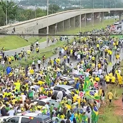 Sob chuva, última etapa da caminhada de Nikolas reúne manifestantes no DF