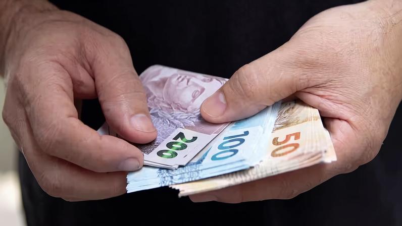 Salário mínimo sobe para R$ 1.621 em 2026 — Foto: Adriano Toffetti/Ato Press/Estadão Conteúdo