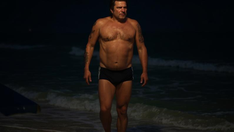 Por onde anda Paulo Ricardo, a voz do 'Big Brother Brasil'? Aos 63 anos, cantor faz rara aparição na praia com a esposa, fotógrafa da Globo. Veja fotos do casal!