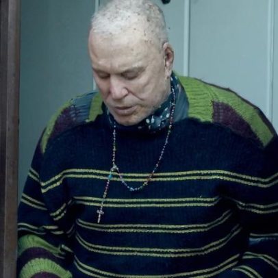 Mickey Rourke aparece irreconhecível em raro flagra, enfrenta possível despejo