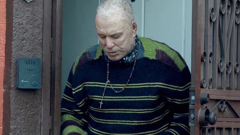 Mickey Rourke aparece irreconhecível em raro flagra, enfrenta possível despejo