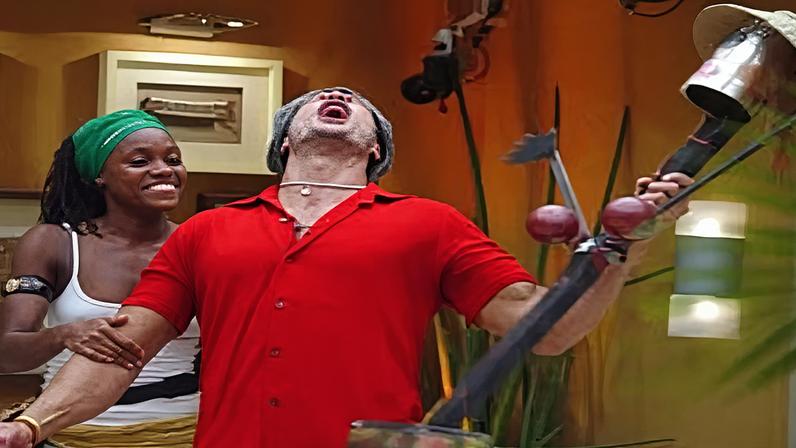 Kleber Bambam comemora vitória no 'BBB 1' ao lado de Vanessa Pascale, segunda colocada, e da boneca de sucata Maria Eugênia — Foto: TV Globo