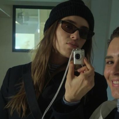 Carolina Dieckmann faz selfie com os filhos em viagem usando câmera minúscula