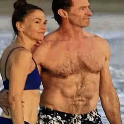 Hugh Jackman é visto com nova namorada em praia da Costa Rica