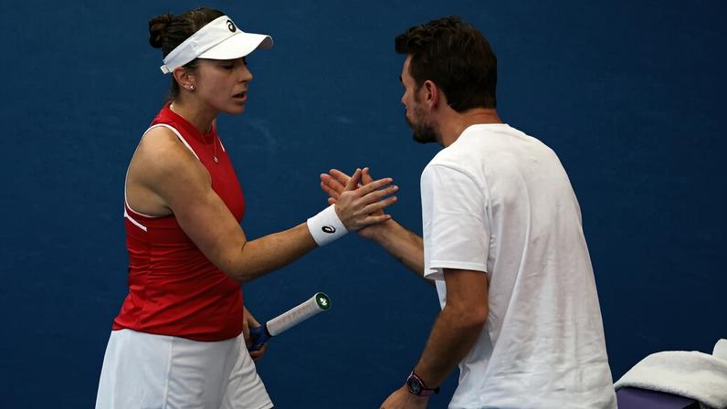 Bencic recebe cumprimento de Wawrinka em Sydney (Foto: United Cup)