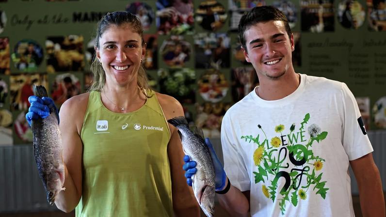 Bia Haddad e João Fonseca visitam mercado central em Adelaide