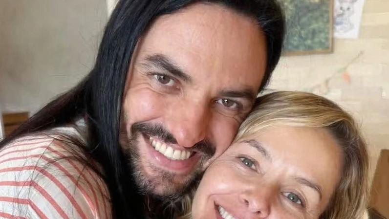 Bianca Rinaldi, 51 anos, e o enteado, Guga Menga, 42 anos — Foto: Reprodução/Instagram