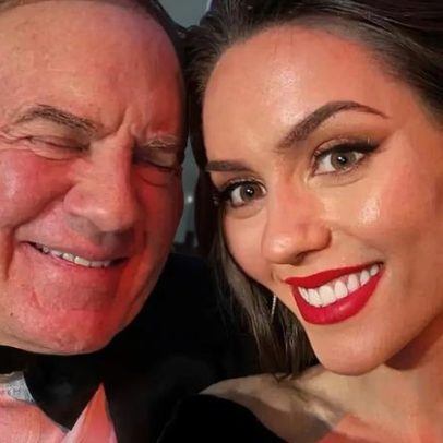 Jordon Hudson e Bill Belichick celebram 2026 juntos, mantendo relação firme
