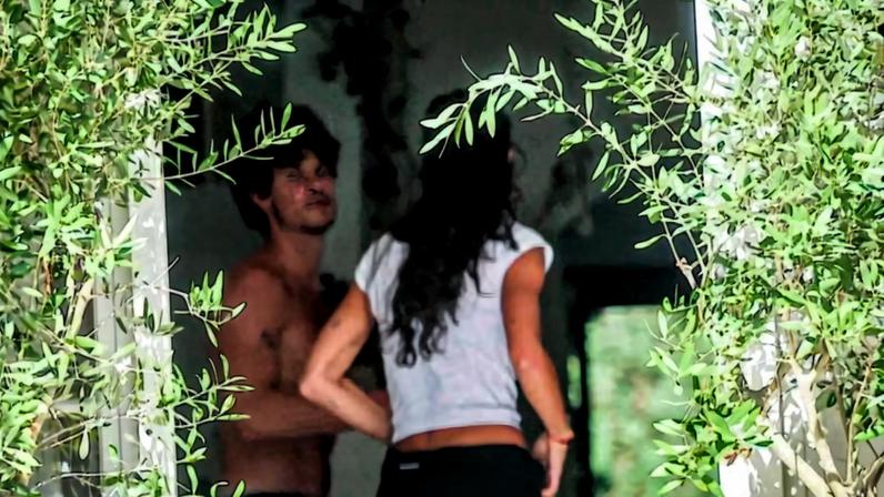 Shawn Mendes e Bruna Marquezine na casa do ator, em Los Angeles — Foto: The Grosby Group
