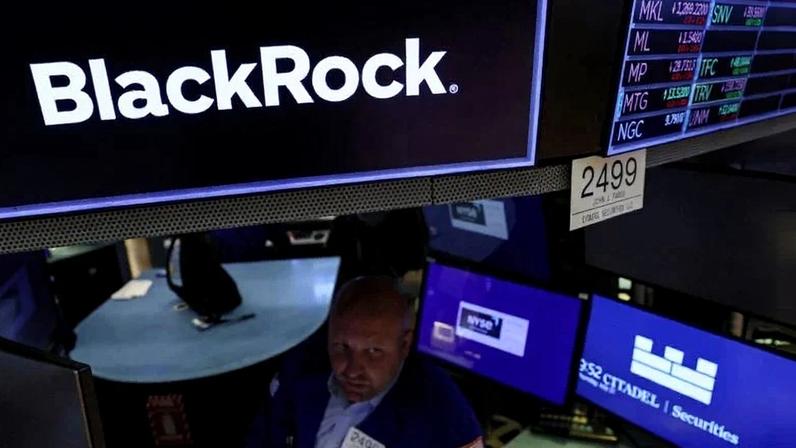 Um operador trabalha no posto onde a BlackRock é negociada no pregão da Bolsa de Valores de Nova York
