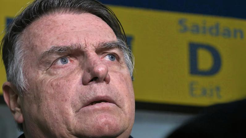 PF afirma que Bolsonaro teve corte "superficial" no rosto e no pé esquerdo em razão de queda. Defesa pede urgência para exames. (Foto: Tânia Rêgo/Agência Brasil)