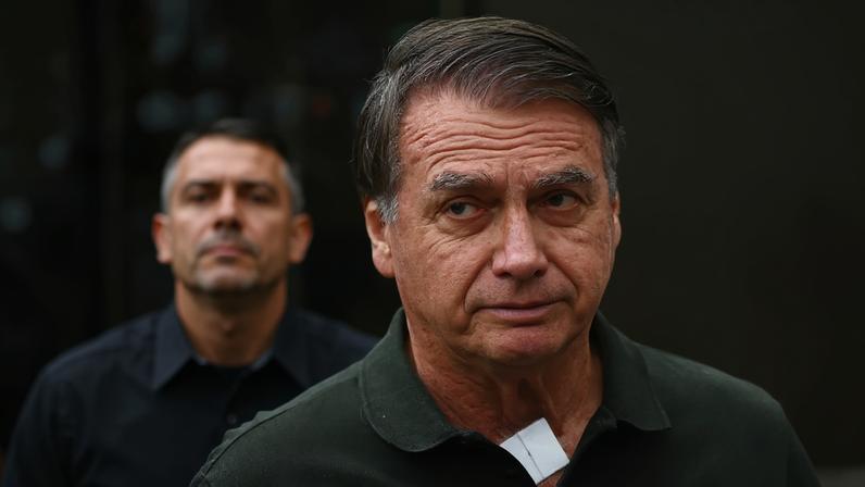 Situação delicada de Jair Bolsonaro, condenado a 27 anos de prisão, é um dos motivos que geraram discordâncias entre diferentes alas da direita (Foto: EFE/Andre Borges)