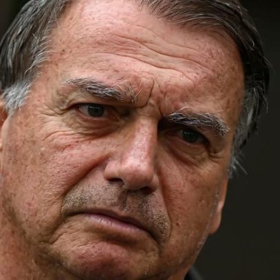 Bolsonaro deixa hospital e retorna à PF após exames