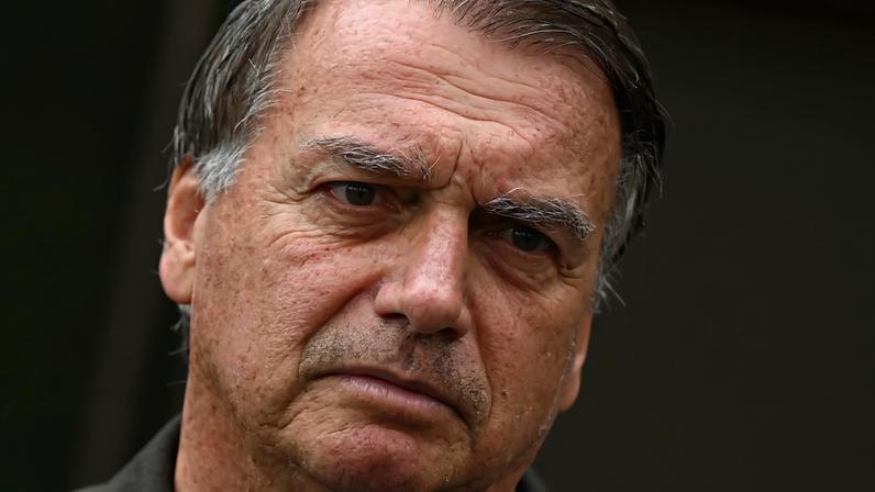 Bolsonaro passou por exames no Hospital DF Star e voltou para a prisão na Superintência da PF, em Brasília. (Foto: EFE/Andre Borges)