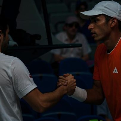 Aliassime abandona estreia após lesão na perna esquerda