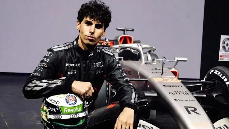 Gabriel Borotleto durante lançamento do carro da Audi para F1 2026 (Foto: Reprodução Instagram)