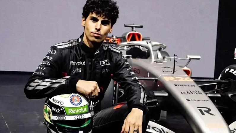 Gabriel Borotleto durante lançamento do carro da Audi para F1 2026 (Foto: Reprodução Instagram)