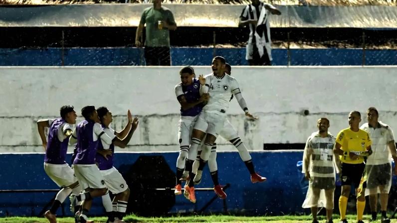 Jogadores do Botafogo comemoram gol diante do São José pela Copinha (Foto: Vitor Vidal/Agência F8/Gazeta Press)