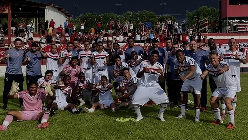 Elenco do Botafogo-SP comemora a classificação para a terceira fase da Copinha após vitória sobre o Vasco