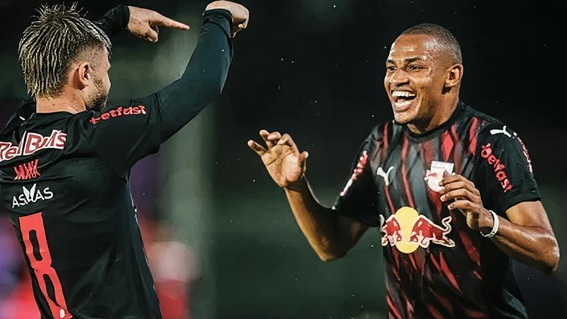 Eduardo Sasha e Jhon Jhon celebram um dos gols do Red Bull Bragantino sobre o Corinthians