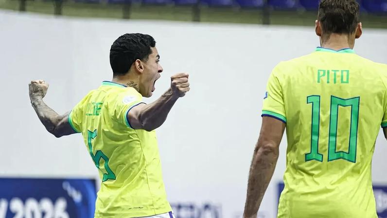 Cleber comemora gol em Brasil x Chile pela Copa América de futsal (Foto: Staff Images / CB)