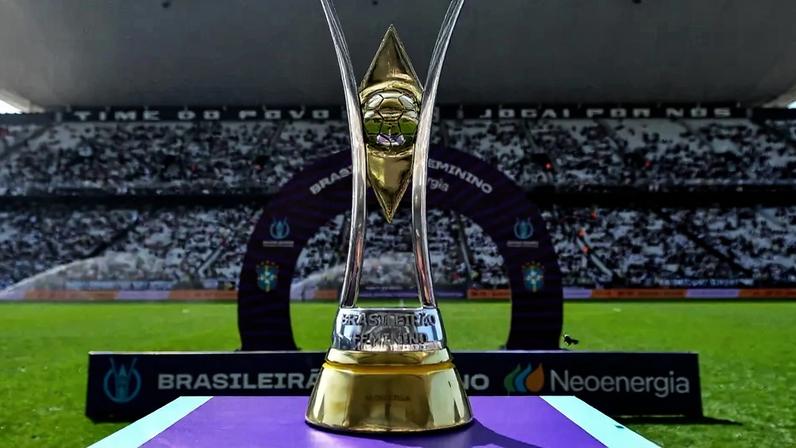Troféu do Brasileirão Feminino (Foto: Mauro Horita/Staff Images/CBF)