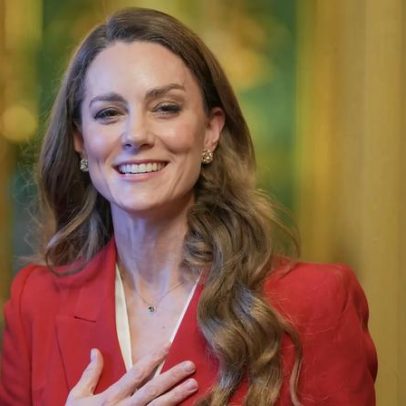 Significado do terno vermelho de Kate Middleton em sua primeira aparição solo