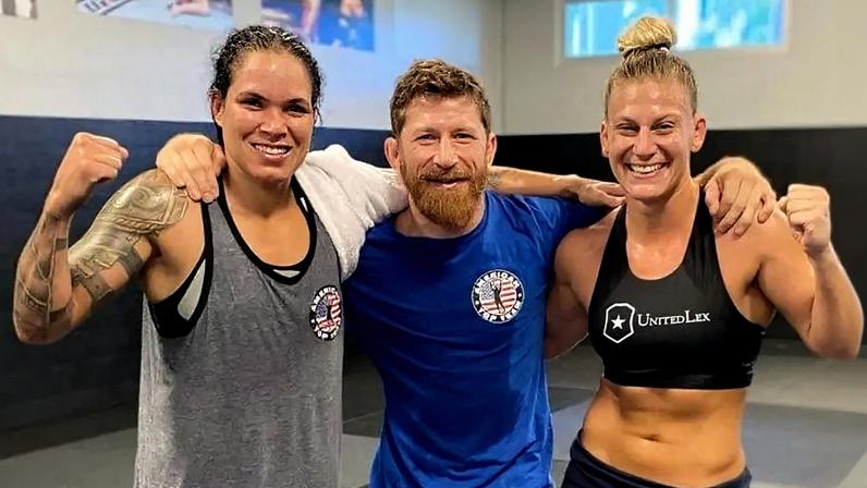 Mike Brown (centro) estará no córner de Kayla Harrison contra Amanda Nunes no UFC 324 (Foto: Reprodução Instagram mikebrownmma)