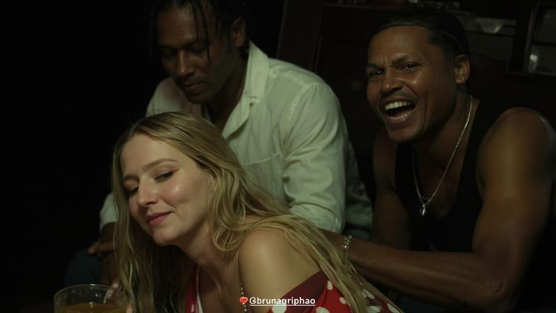 Bruna Griphao mostra como celebrou fim de gravações de Jogada de Risco em noite de ensaio do Salgueiro