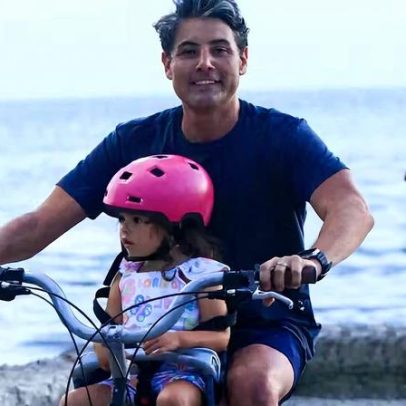 Bruno De Luca faz passeio de bicicleta com a filha Aurora no Rio
