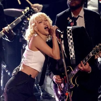 Bruno Mars e Rosé apresentam pop-punk no Grammy com 'APT'
