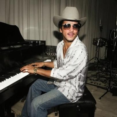 Bruno Mars anuncia turnê mundial The Romantic, primeira em quase uma década