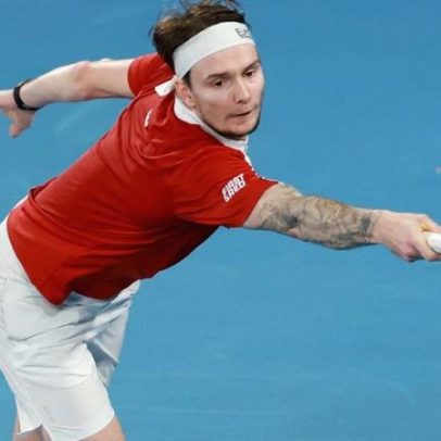 Bublik vence argentino em duelo duro e encara De Minaur