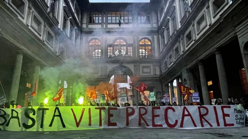 Demonstrators gathered in Piazzale degli Uffizi—the Florence museum’s long internal courtyard—on 4 January