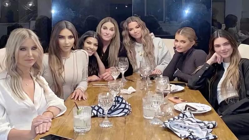 Kim, Kourtney e Khloé Kardashian, Caitlyn Jenner e as filhas, Kendall e Kylie Jenner — Foto: Reprodução / Instagram