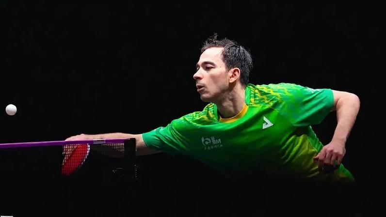 Hugo Calderano durante a estreia no WTT Champions de Doha (Foto: Divulgação/ WTT)