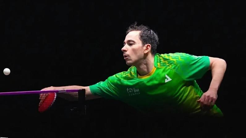 Hugo Calderano durante a estreia no WTT Champions de Doha (Foto: Divulgação/ WTT)