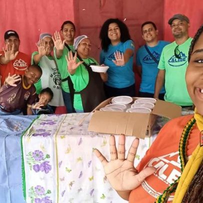 Voluntários distribuem alimentos no Complexo do Alemão