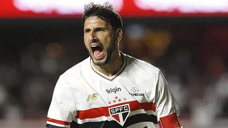Calleri comemora gol contra a Portuguesa