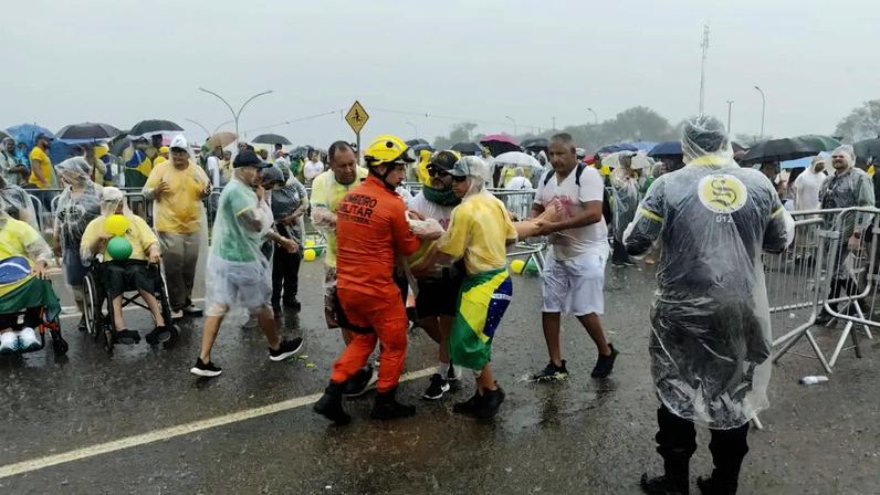 Manifestantes passam mal após a queda de um raio durante ato da Caminhada da Liberdade