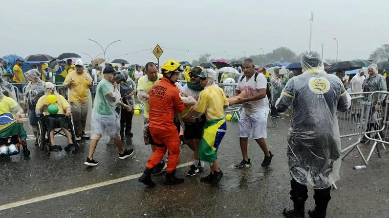Manifestantes passam mal após a queda de um raio durante ato da Caminhada da Liberdade